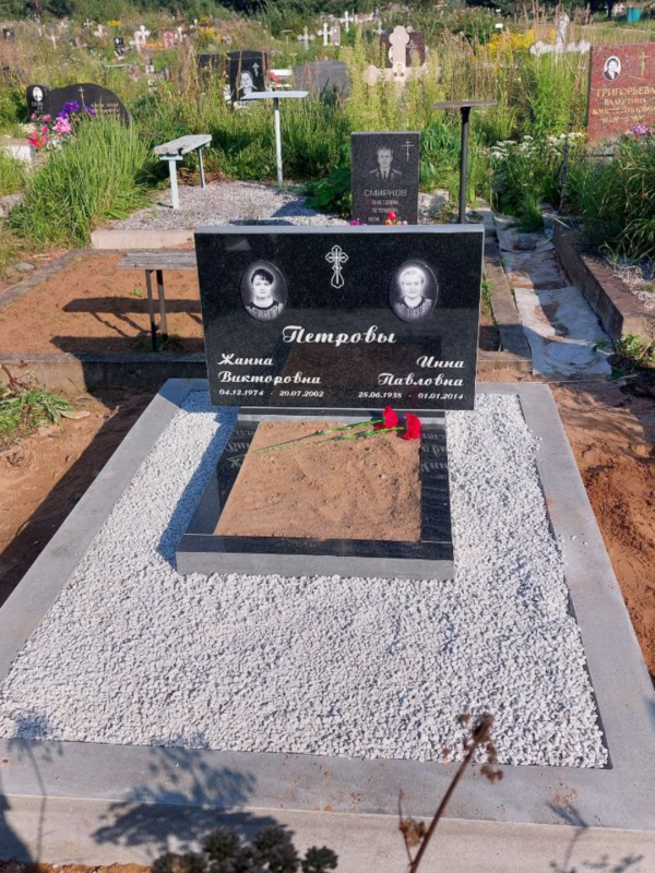 Семейный памятник на Новом Городском кладбище Петергофа давинчи памятники