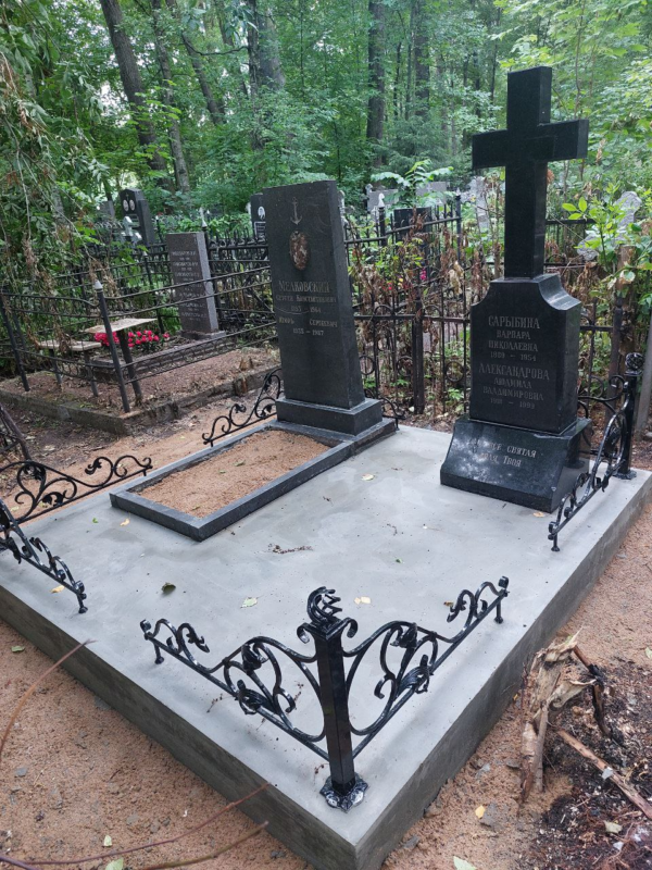 Сочетание гранита и металла на Серафимовском кладбище давинчи памятники