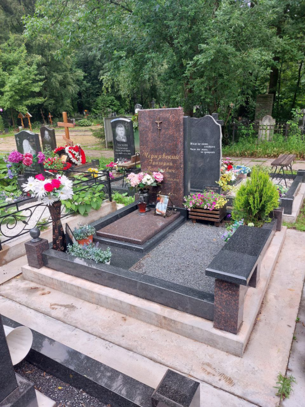 Комбинированный памятник на Серафимовском кладбище давинчи памятники