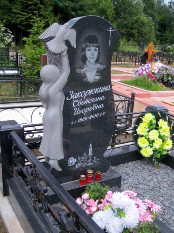 Фото гранитных памятников на могилу для женщины
