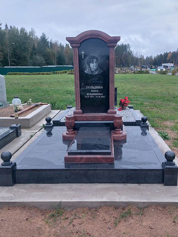 Белоостровское кладбище - оригинальный памятник из черного и красного гранитов