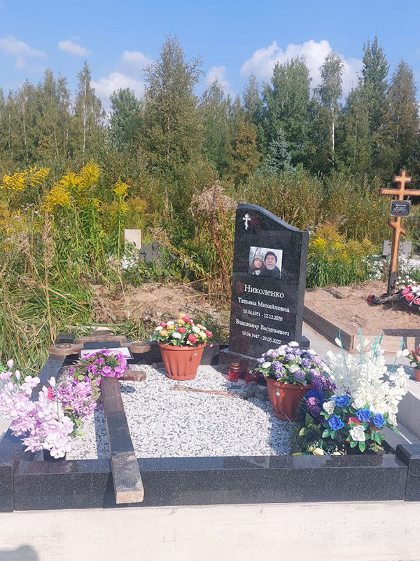Ковалевское кладбище - православный памятник из черного гранита