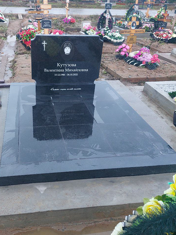 Новое Колпинское городское кладбище - гранитные комплексы из черного гранита (Кутузова)