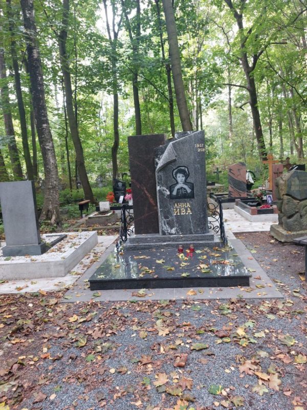 Смоленское православное кладбище - оригинальный памятник из разных сортов гранита