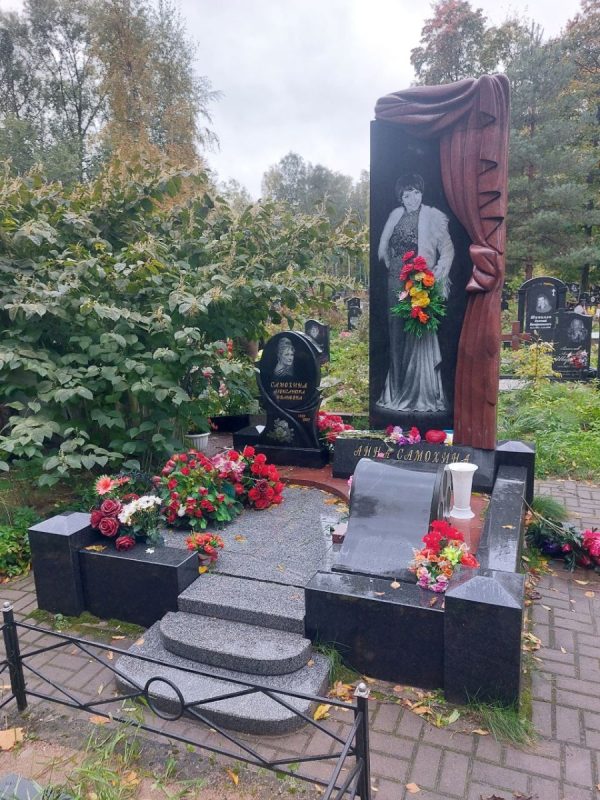 Смоленское православное кладбище - оригинальный памятник
