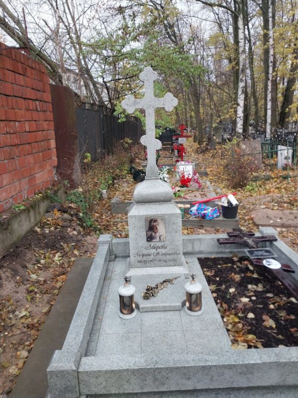Новое Волковское кладбище - гранитный комплекс из мансура (крест с голгофой)