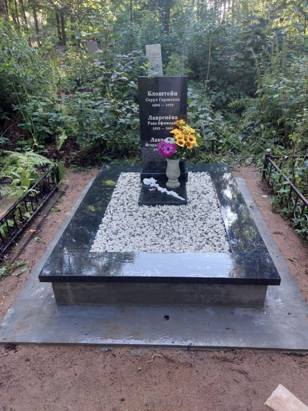 Кладбище памяти жертв Девятого января - гранитный комплекс